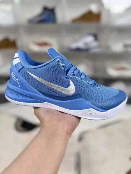 ▪️性价比假碳 Nike Kobe 8 Protro 舒适百搭 防滑耐磨 低帮 篮球鞋 男女同款 北卡蓝 科比8代 ▪️ (39 40 40.5 41 42 42.5 43 44 44.5 45 46) ▪️货号:HM6469-401 ▪️Nike Zoom Kobe 8由耐克运动鞋创意总监Eric Avar带领的设计团队与科比本人紧密合作而成,融入了科比在球场上的运动特点和习惯.该鞋款旨在打造一款低帮、轻质且能适应快速打法的篮球鞋,同时保证足够的支撑和保护性能.科比本人对于这双球鞋的期望是如同双脚的一部分,毫无负赘感,帮助他在比赛中如光速般移动.采用革新编织网眼材料,为双脚提供了卓越的贴合感、极致的轻盈以及360度全方位透气性.这种材料的使用使得鞋面在紧密包裹足部的同时,也提供了足够的柔韧性和支撑力.全掌Lunarlon中底系统结合了轻盈感、缓震性、低帮构造与稳定感四大优势,为球员提供出色的缓震性能和能量回馈.还搭载了Zoom Air气垫技术,进一步提升了鞋子的快速响应性能和场地感.采用XDR橡胶材料制成,耐磨且抓地力超群.外底刻有经典人字形骨纹与蛇鳞图腾,既美观又实用,确保了球员在比赛中的稳定性和灵活性.